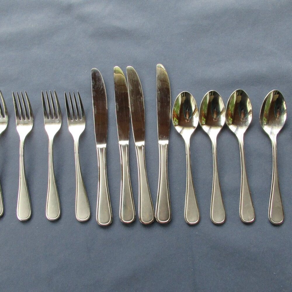 Oneida flatware Tress 4 dinner folks 4 knives 4 soup spoons 2 teaspoons